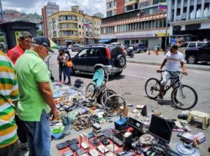 Deterioro e invasión de las aceras en Caracas impiden el libre tránsito de los ciudadanos (FOTOS)