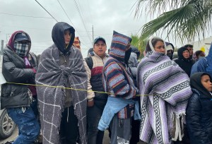 Mexicanos acogen a migrantes venezolanos varados en la frontera ante el frío y refugios llenos