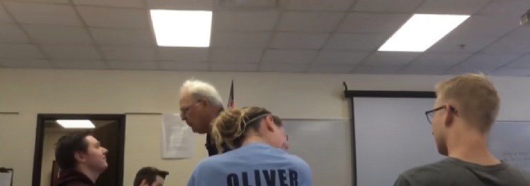 VIRAL: Profesor de universidad en EEUU perdió el control tras ver a alumno reprobar (VIDEO)