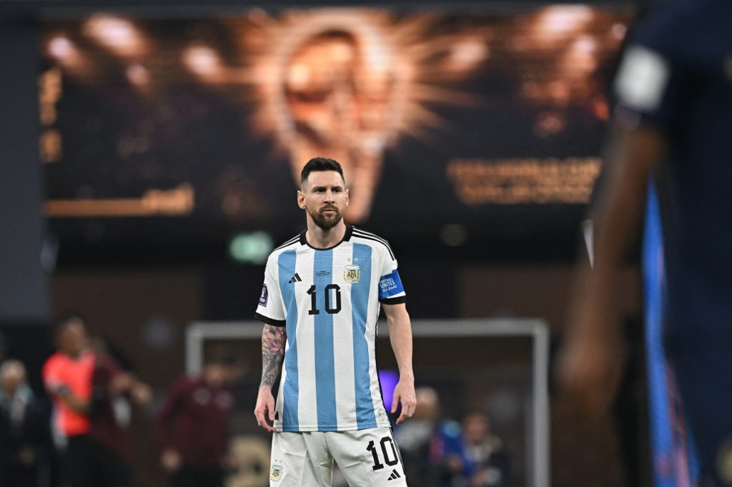 Las FOTOS de Lionel Messi desde la cama con la Copa del Mundo tras su llegada a Argentina