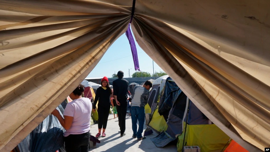 La incertidumbre invade a migrantes que aguardan fin del Título 42 en la frontera de EEUU