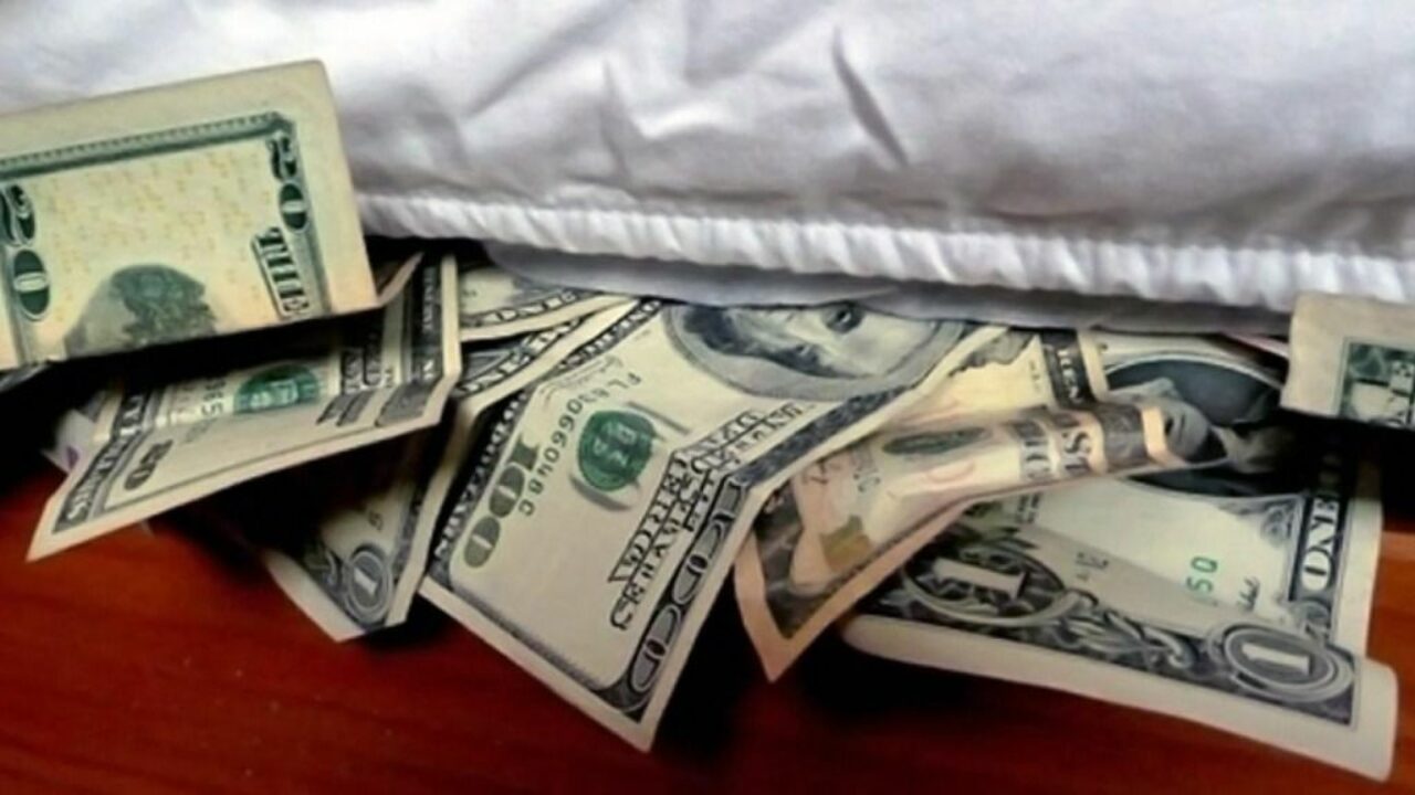 Los peligros de guardar dinero en efectivo “bajo el colchón”, según economistas