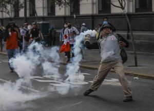 Heridos por protestas se elevan a 36 y se reanudan enfrentamientos en Perú