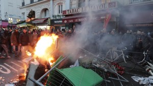 Enfrentamientos de la población kurda con la Policía francesa tras un tiroteo en París (VIDEO)