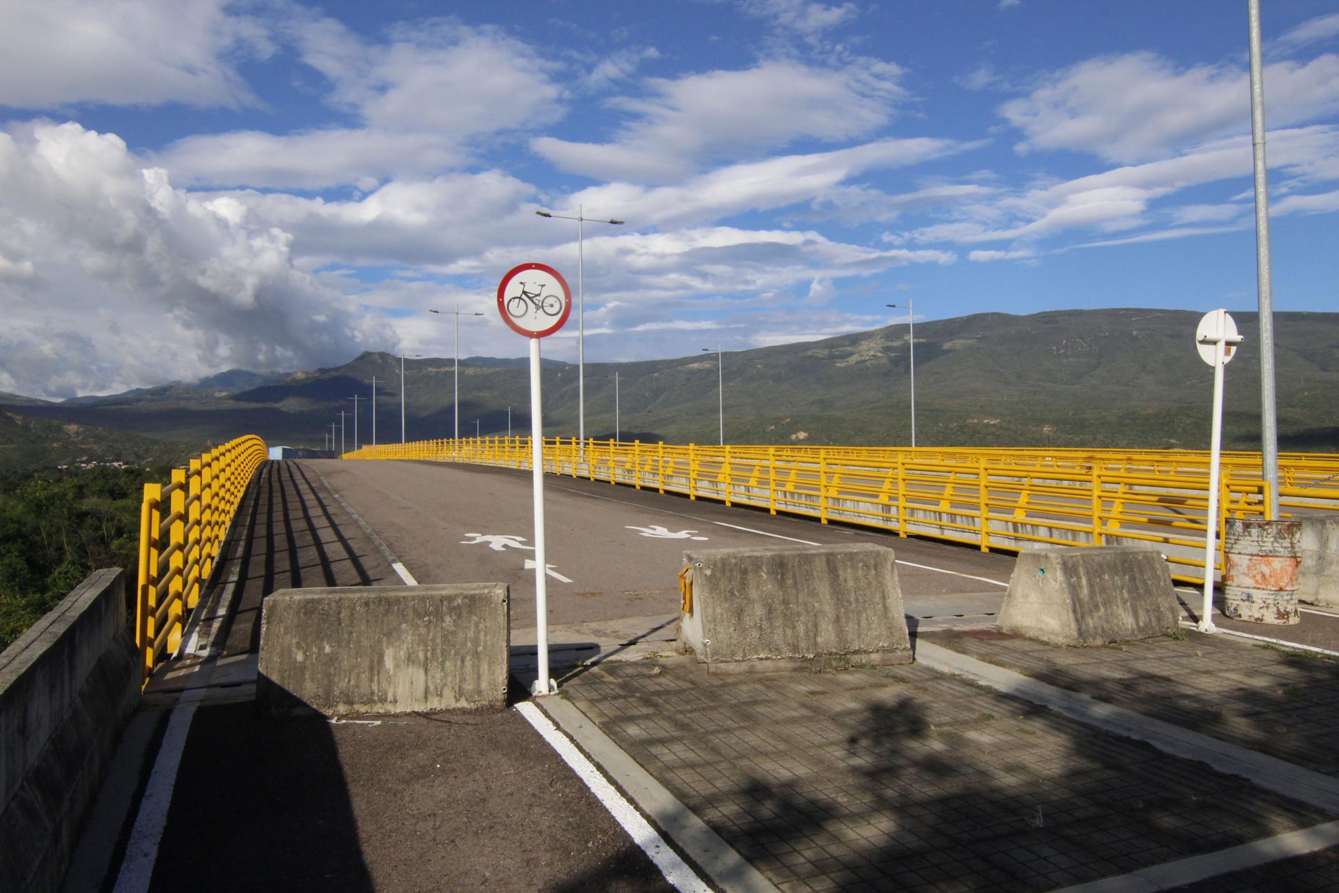 Realizan trabajos para habilitar tránsito en el puente Tienditas en la frontera con Colombia