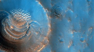 La Nasa descubrió formas extrañas en el interior de un cráter en Marte que indicarían la presencia de vida antigua