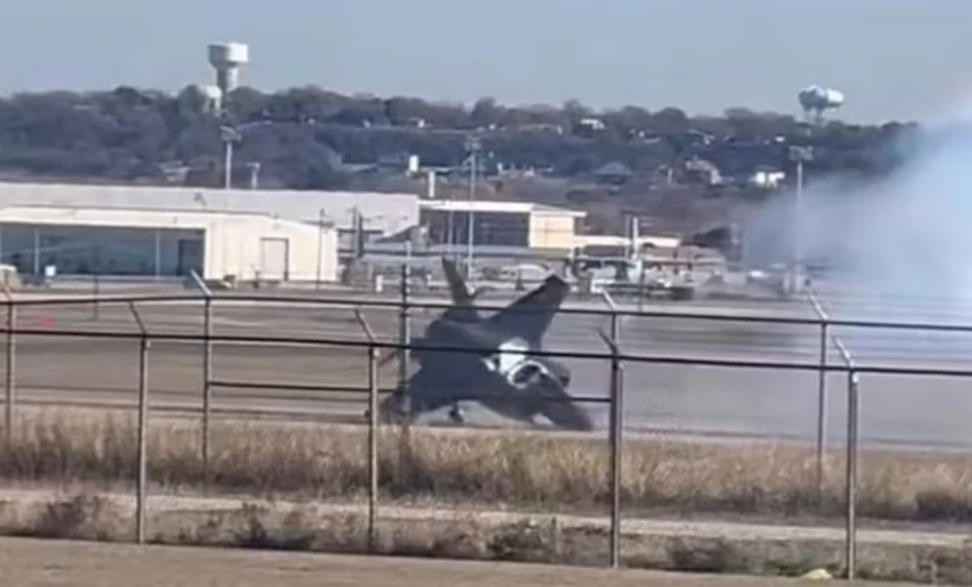 El momento en que un piloto sale expulsado de un avión mientras se estrella contra el suelo (Video)