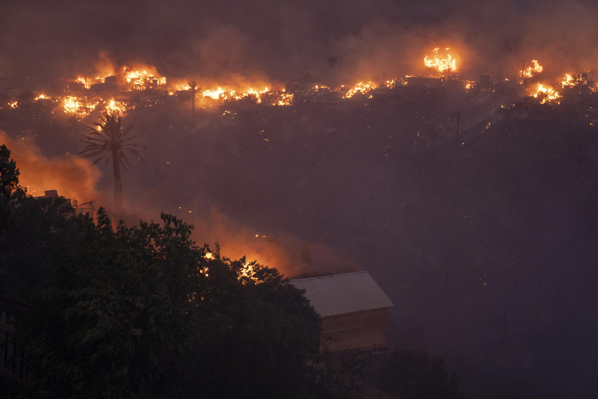 Al menos dos muertos tras el incendio masivo en Viña del Mar