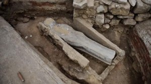 Hallan en Notre Dame restos de un sacerdote y un misterioso caballero medieval con el cráneo alargado