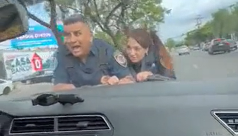 Locura al volante: quiso evadir una alcabala y dos policías se le colgaron en el capot (VIDEO)