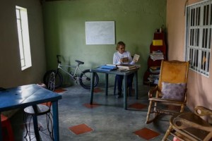 Teaching with an empty stomach and broken shoes: the reality of the Venezuelan teacher