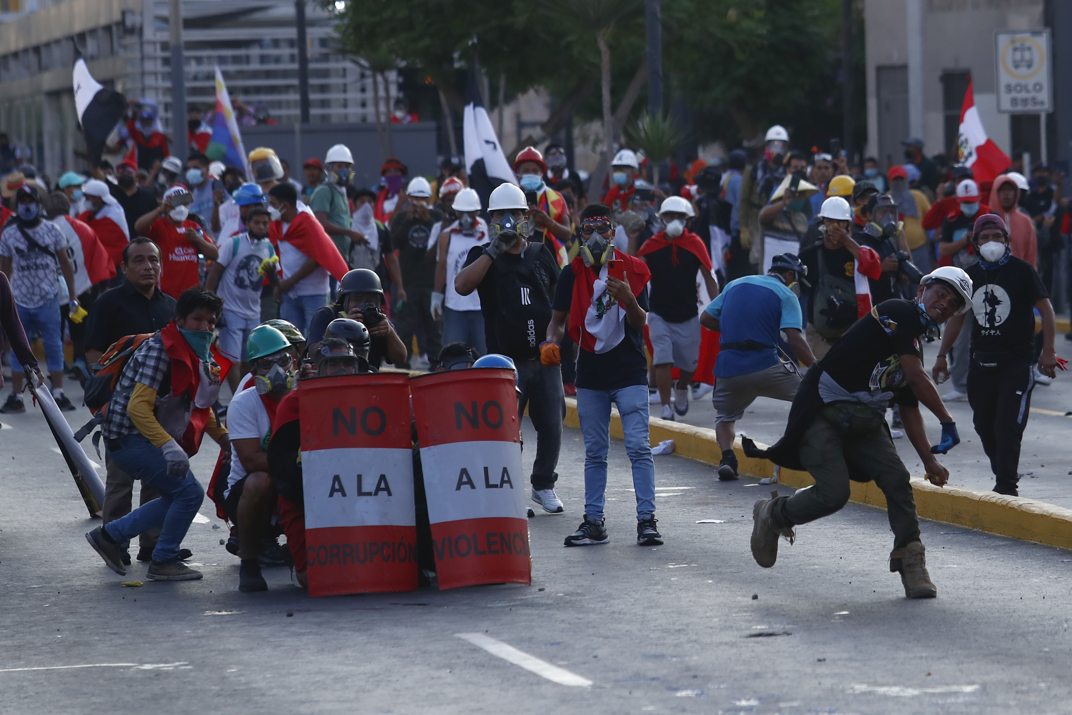 Regiones de Perú se quedan sin combustible por bloqueos en las vías durante los disturbios