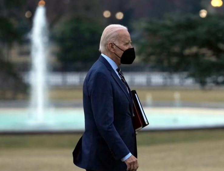 El equipo legal del presidente Joe Biden halla más documentos confidenciales (Video)