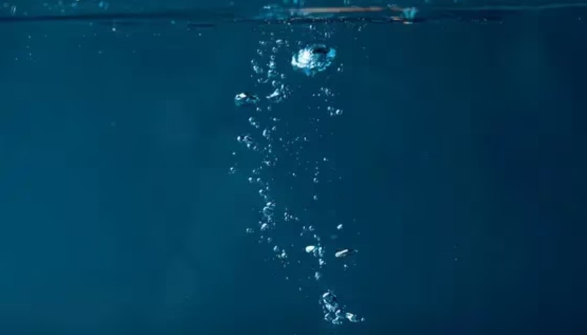 ¿Por qué algunas burbujas de aire ascienden haciendo zigzag en el agua?
