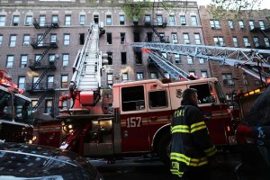 Pánico en Brooklyn: Enorme incendio en edificio dejó al menos 17 personas heridas