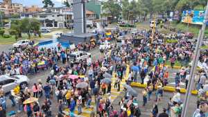 EN IMÁGENES: Ni la lluvia detiene la protesta de maestros y empleados públicos en San Cristóbal este #23Ene
