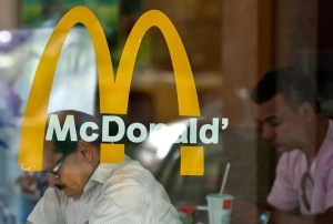 Una pelea se desató en McDonald’s de Nueva York y un hombre resultó apuñalado