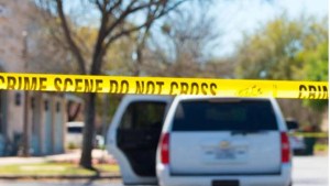 Aterrador suceso en Texas: Defendía a su hija de un grupo de matones en medio de la calle cuando fue arrollada