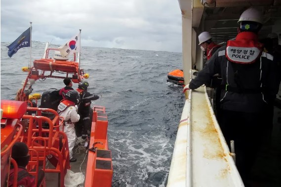 Rescataron con vida a 13 de los 22 tripulantes que viajaban en un buque de carga que naufragó en Japón