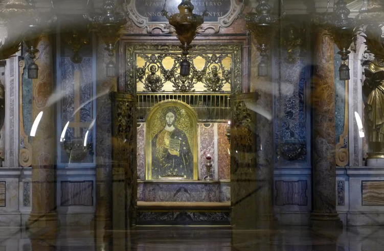 Excavaciones secretas y un nicho con huesos: los misterios del descubrimiento de la tumba de San Pedro