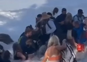 EN VIDEO: Enorme ola arrasó con decenas de espectadores en evento de surf en Hawái