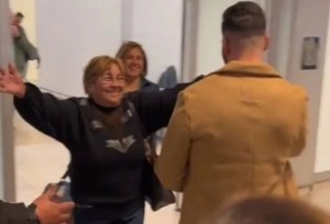 VIRAL: Fue a buscar a su mamá al aeropuerto tras cuatro años sin verla pero se abrazó con otra mujer (VIDEO)