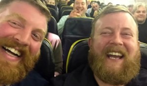 VIRAL: La insólita reacción de un pasajero de avión al hallar a su doble tras confundirse de asiento (VIDEO)