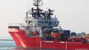 Italia le asignó a un barco con 95 migrantes un puerto a 1.500 km de distancia