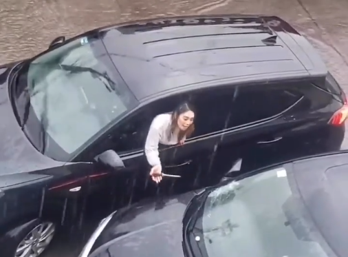 VIDEO: su ex no aceptó que se quedara con el carro y usó un destornillador para vengarse