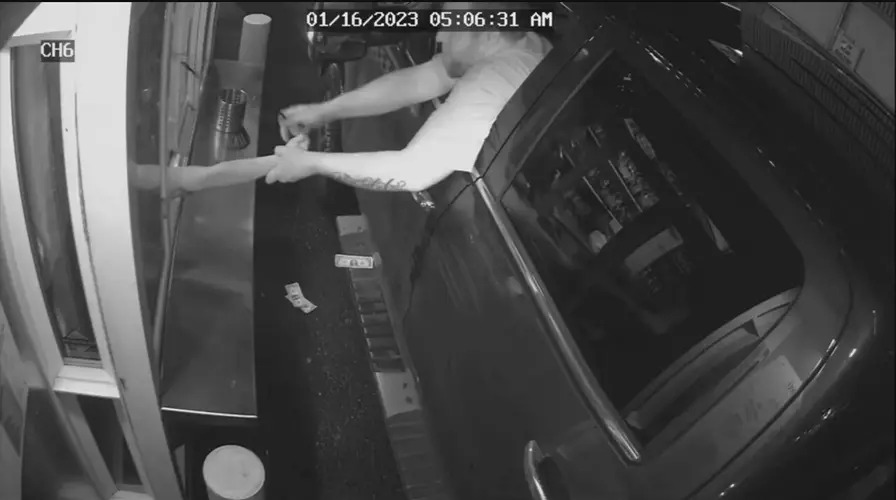 Insólito evento en Washington: Intentó secuestrar a una barista a través de ventana del autoservicio (VIDEO)