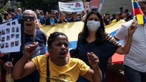 Ganar en bolívares, pero vivir en dólares en Venezuela: las crecientes protestas por los “salarios de hambre”