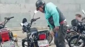 En VIDEO: las cámaras no perdonaron a este motochoro con unos kilos de más en Miranda