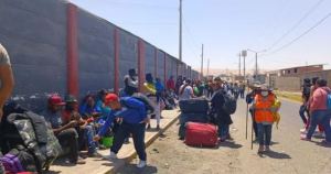 Migrantes venezolanos varados en Perú tras bloqueos de vías por protestas