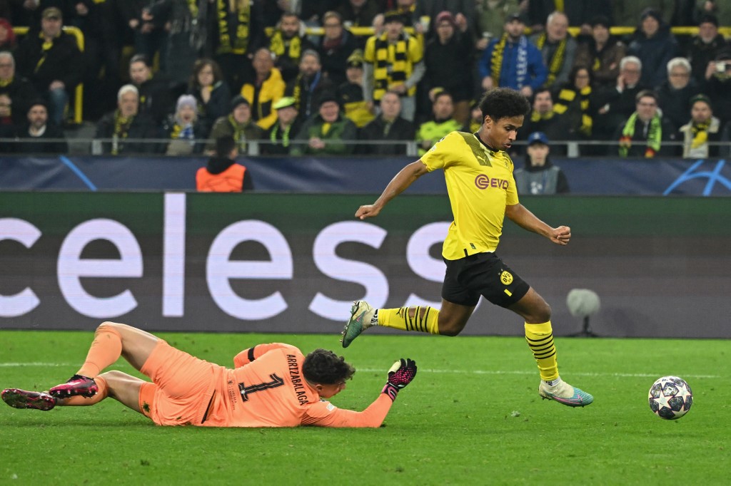Contragolpe fulminante de Adeyemi le dio la ventaja al Dortmund en la ida de los octavos