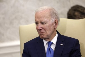 VIDEO: Biden protagoniza incómodo momento al invitar a niños a comer helados