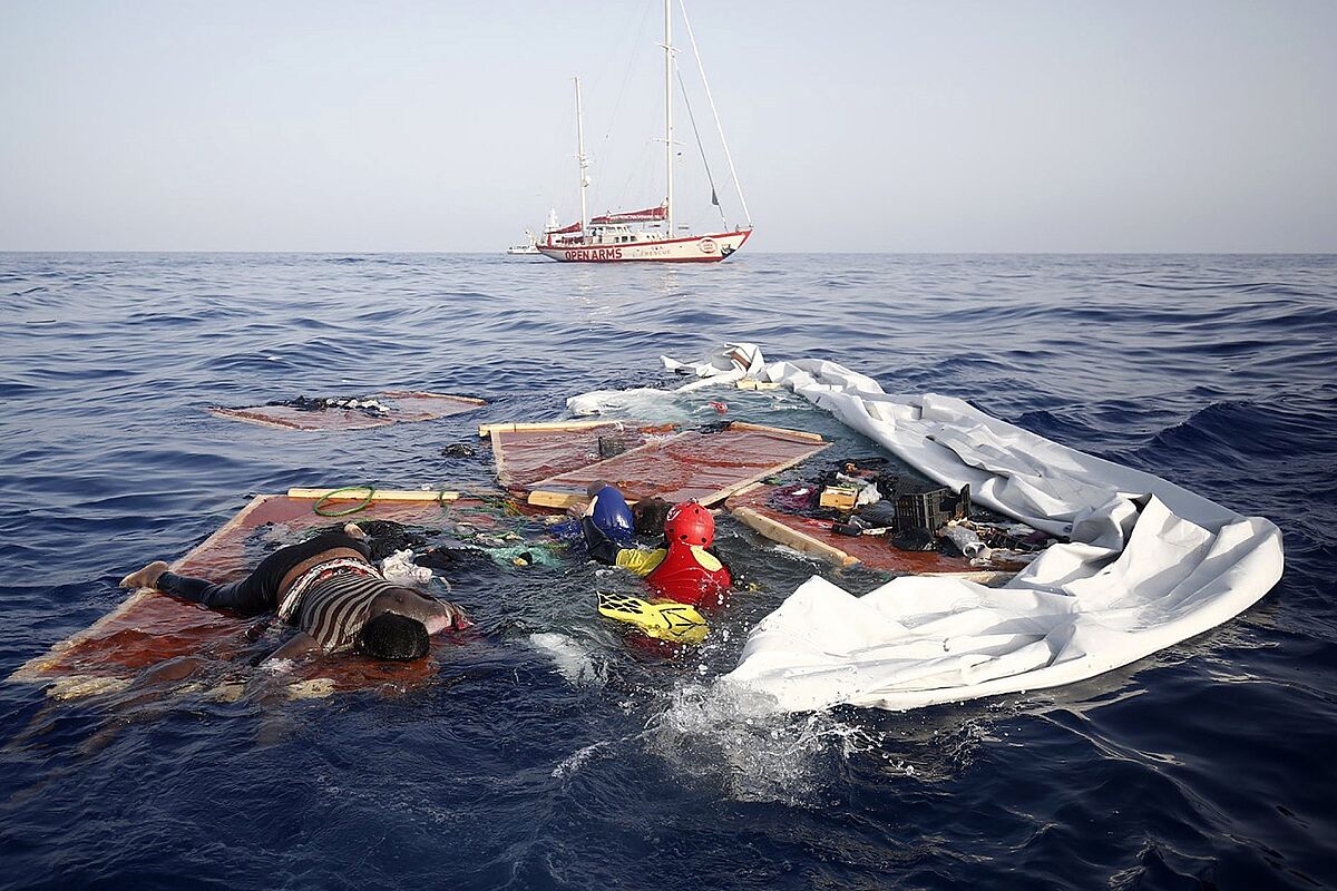 Reportan la desaparición y presunta muerte de 73 migrantes tras naufragio cerca de Libia
