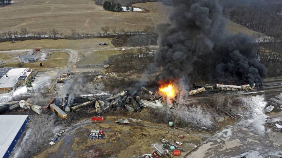 Surgen enfermedades en Ohio tras explosión tóxica por el descarrilamiento del tren