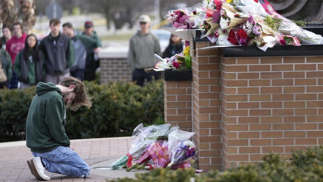 El  autor del tiroteo de la Universidad de Míchigan llevaba una nota con amenazas a dos escuelas de EEUU