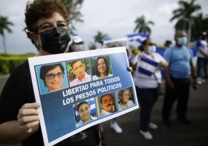 Familiares de presos nicaragüenses expulsados esperan su llegada a Washington