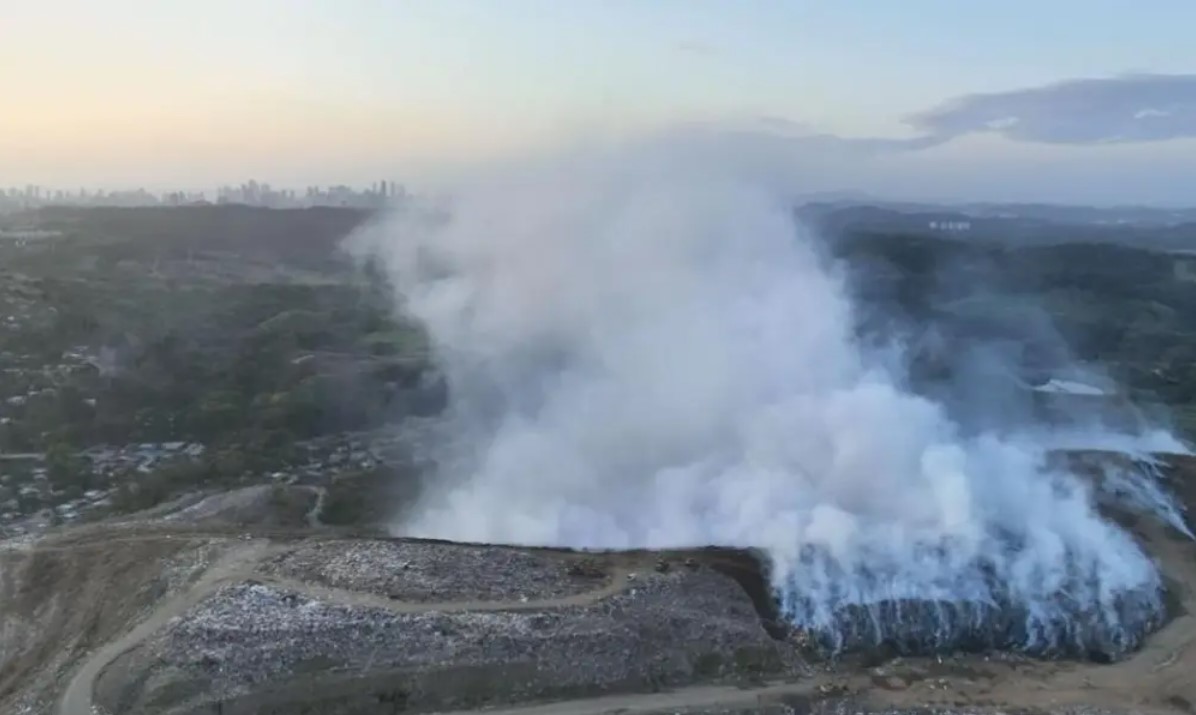 Incendio en el vertedero más grande de Panamá provoca una nube de humo tóxico
