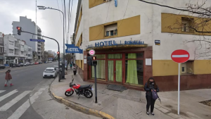 Hallaron los cadáveres de un padre y su hijo en un hotel de Buenos Aires: llevaban varios días muertos