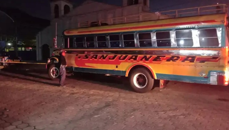 Al menos tres muertos deja asalto armado a autobús en Guatemala