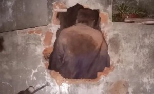 ¡Atrapado in fraganti! Ladrón quiso entrar a una casa por la chimenea, pero todo salió de la peor manera (VIDEO)
