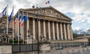 Parlamento francés inició tenso debate sobre la reforma de las pensiones