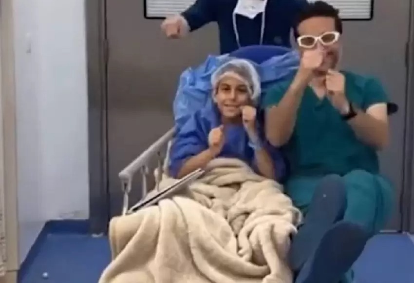 VIRAL: Cirujano baila y bromea con los niños antes de entrar a quirófano (VIDEO)