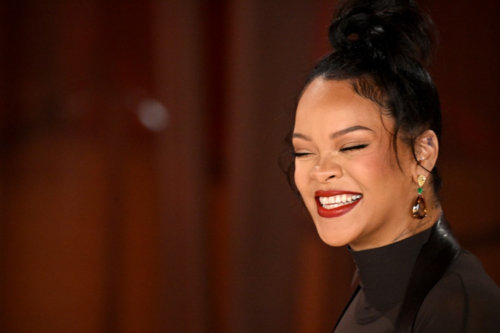 Rihanna muestra cómo llevar la maternidad en un evento de gala de forma elegante y sexy (Fotos)