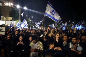 Más de medio millón de israelíes protestaron por destitución del ministro de Defensa (Fotos)
