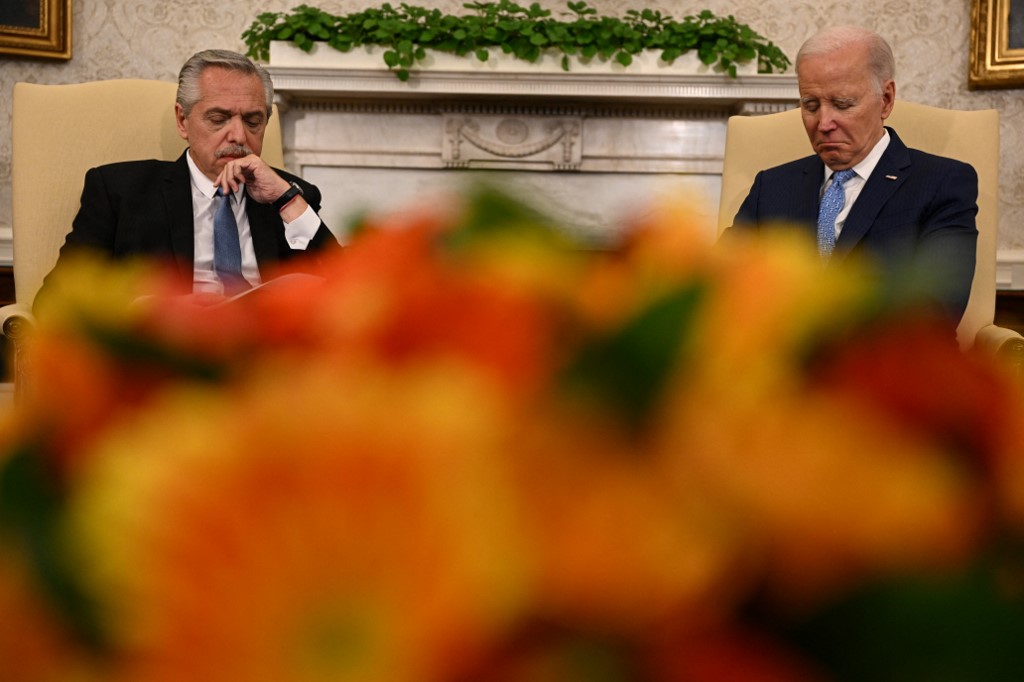 Biden y Fernández dialogan en Washington sobre Economía y Clima (Video)