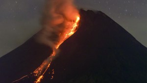 El volcán Merapi en Indonesia vuelve a entrar en erupción