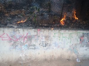 Imágenes: reportaron incendio en terreno adyacente al Unicentro El Marqués este #28Mar